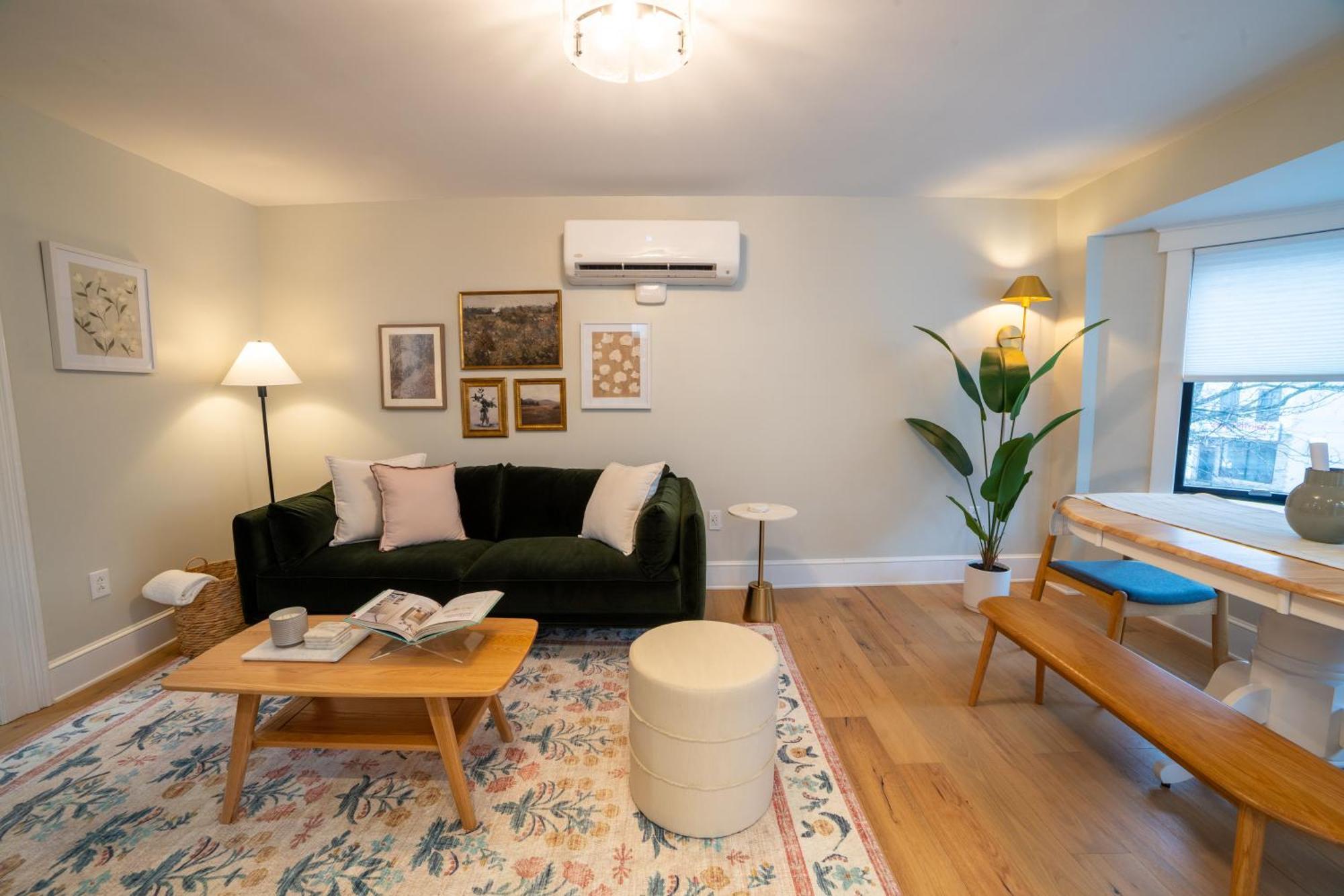 Apartment Prime Location On Main Street *