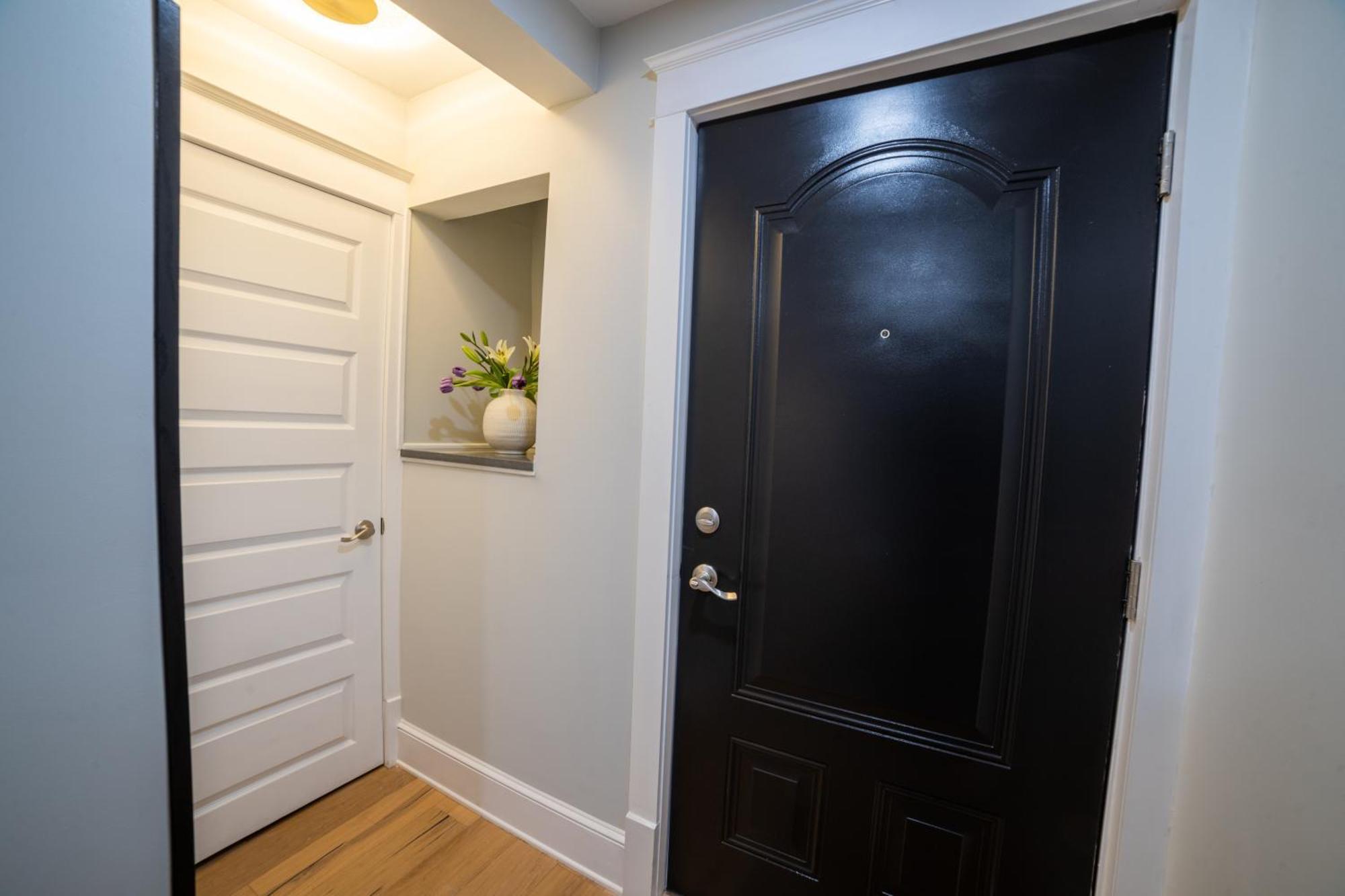Apartment Prime Location On Main Street