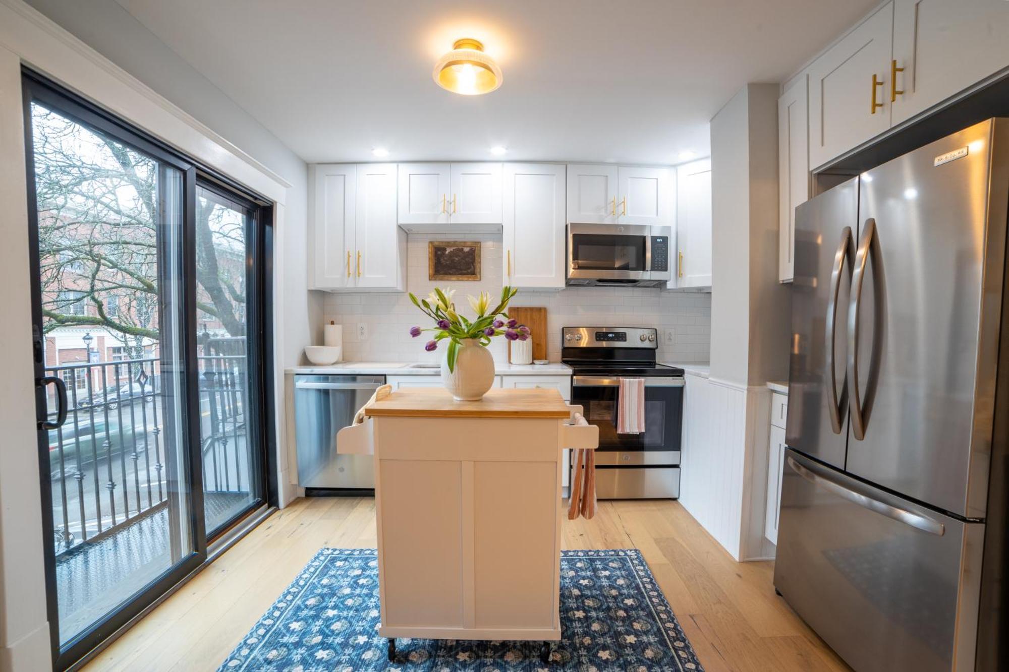 Apartment Prime Location On Main Street *