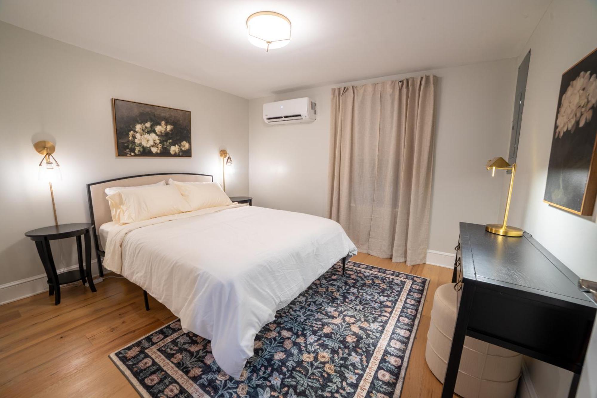 Apartment Prime Location On Main Street *